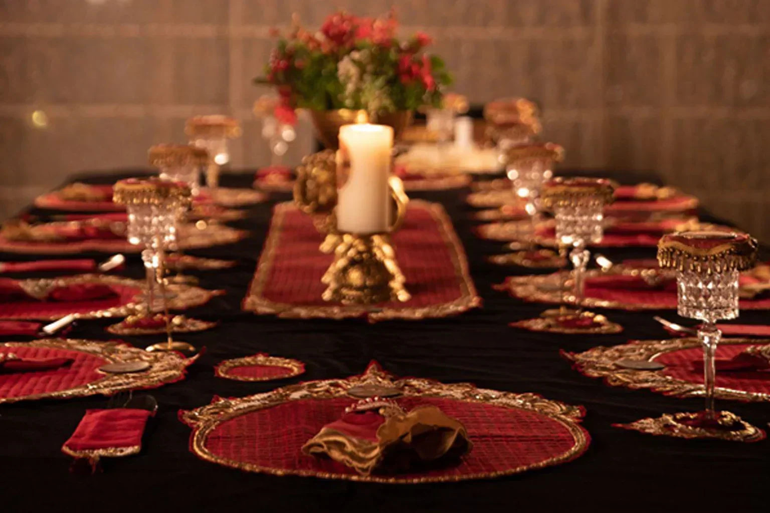 Glamorous Table Decor: Add Some Sparkle and Shine to Your Special Occasions