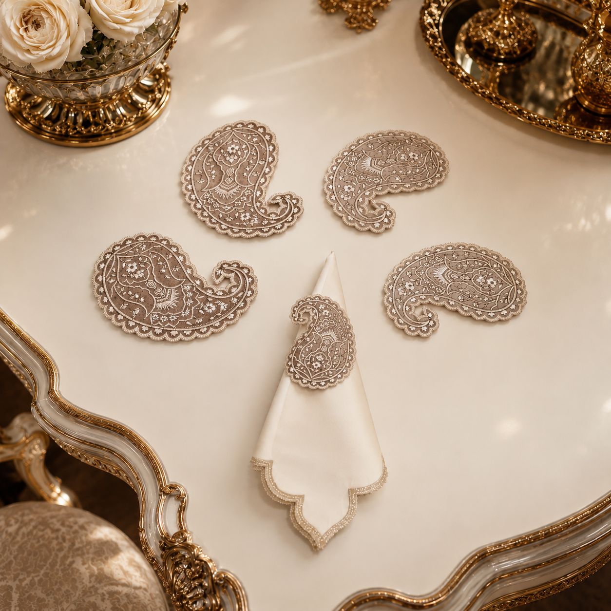 Paisley Elegance Napkin Ring & Scalloped Napkin Set