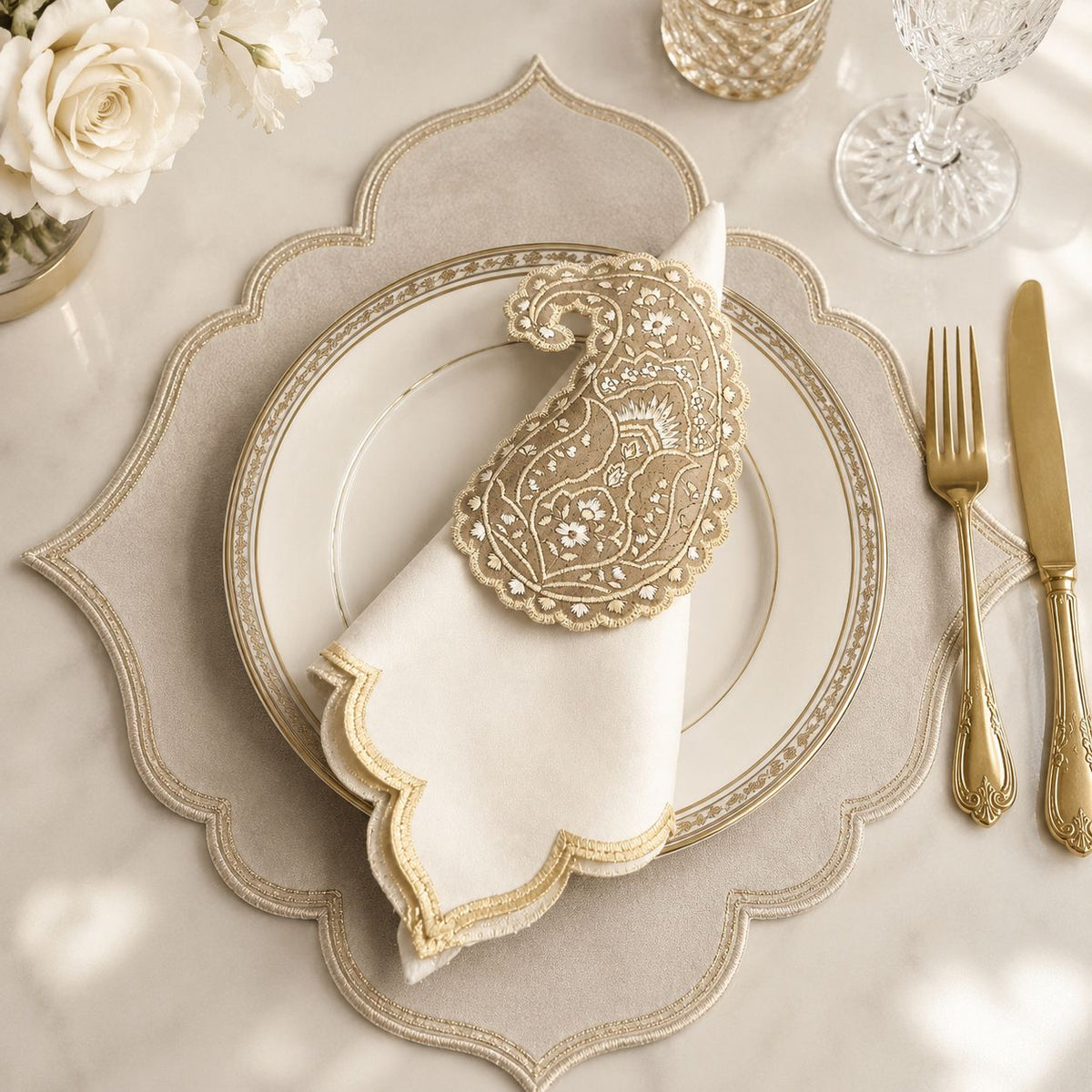 Paisley Elegance Napkin Ring & Scalloped Napkin Set