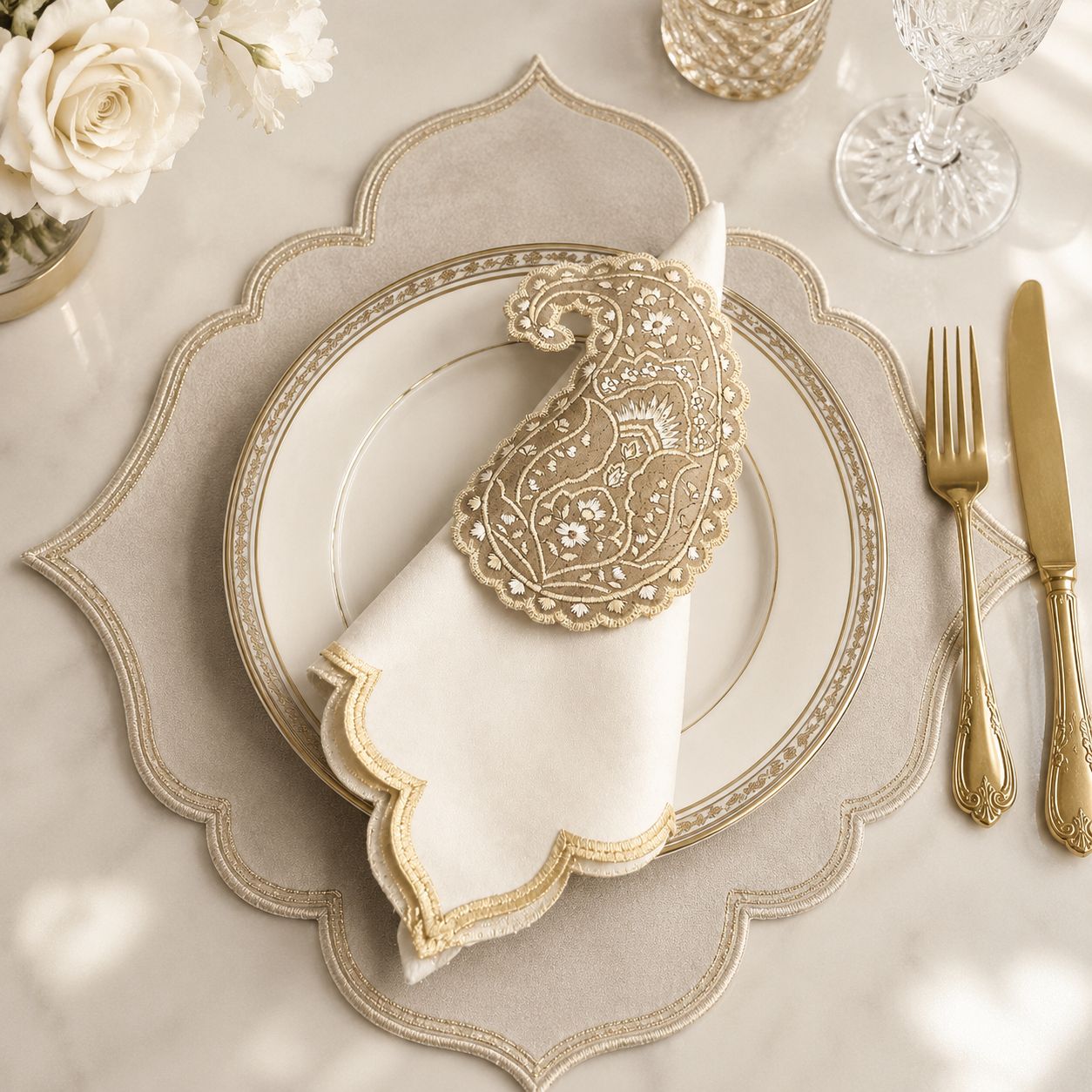 Paisley Elegance Napkin Ring & Scalloped Napkin Set