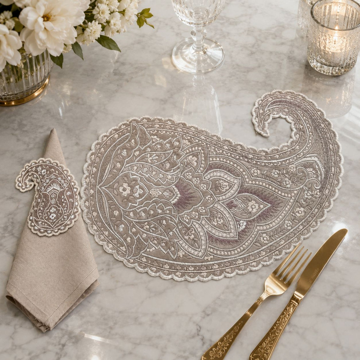 Paisley Theme (Mat, Napkin & napkin Ring)