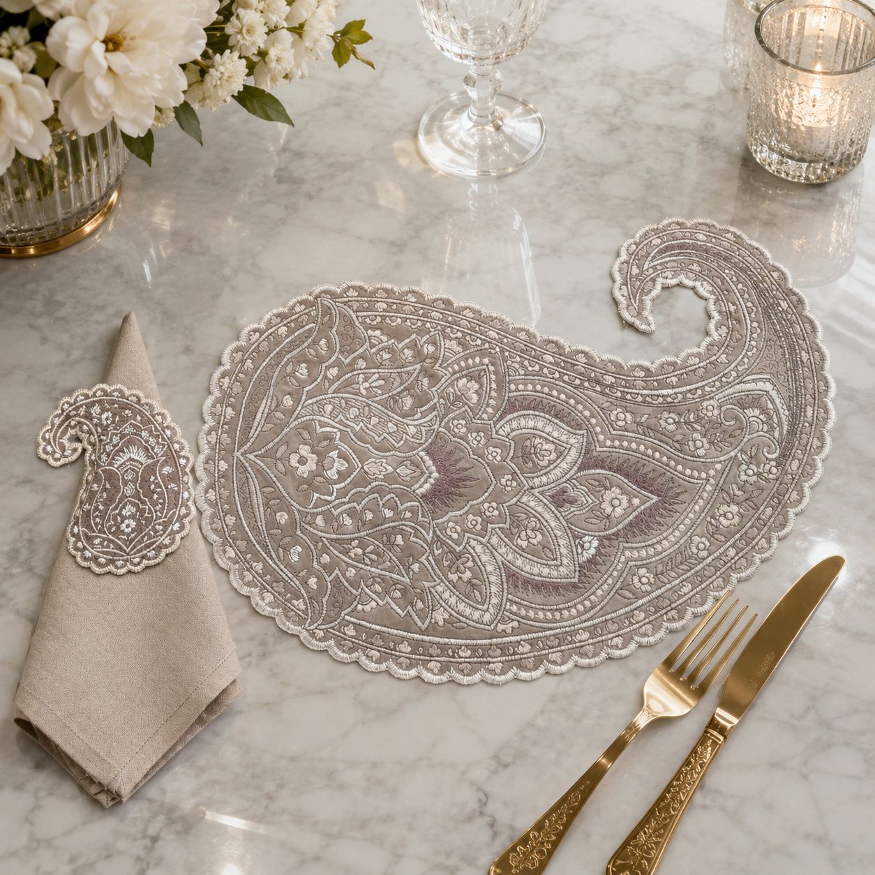 Paisley Theme (Mat, Napkin & napkin Ring)